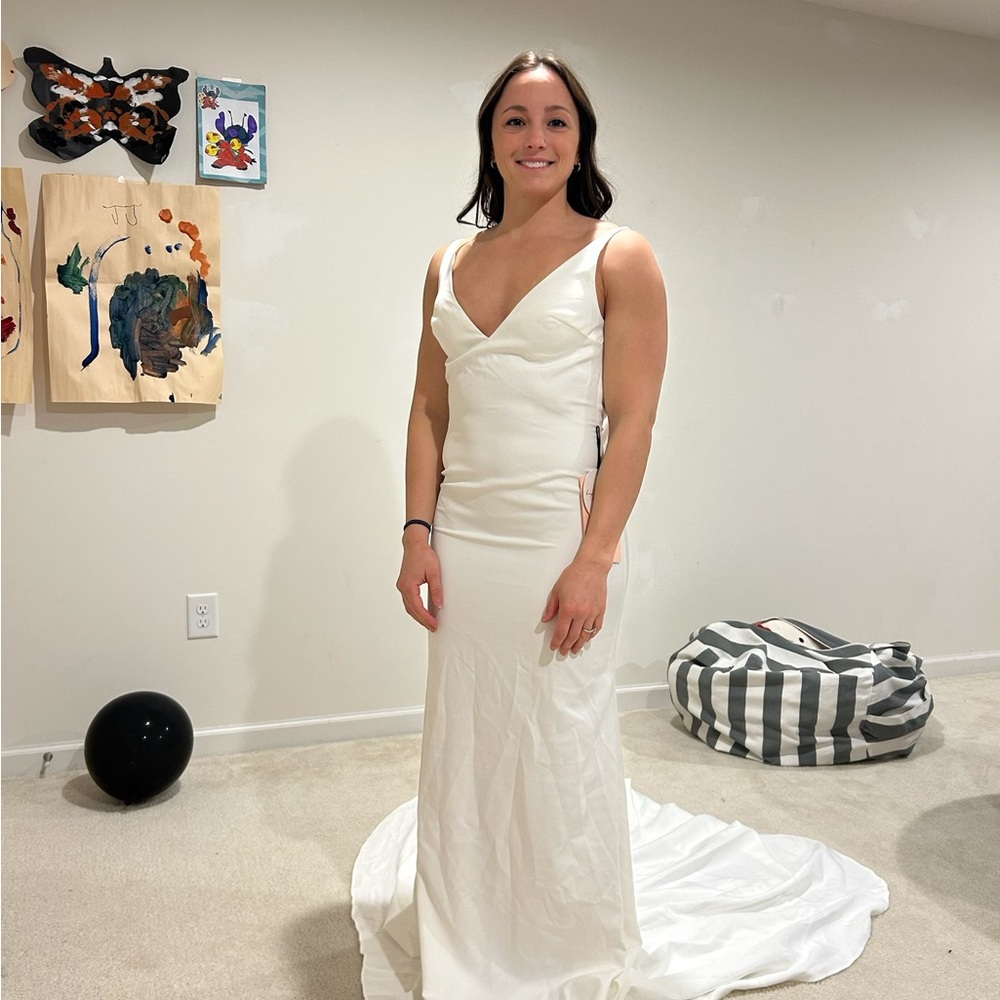 Elegant White Sleeveless Dress - Picture 4 of 7